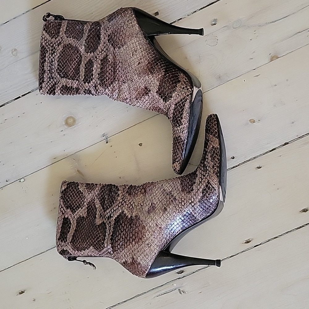 Stuart Weitzman Goliath Bootie Sz 6.5